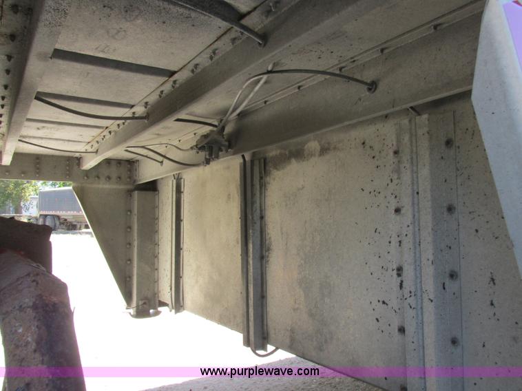 image for item K2195 1993 Wilson PSDCL-302 livestock trailer