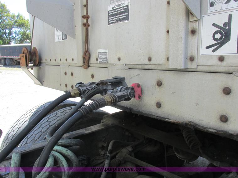 image for item K2195 1993 Wilson PSDCL-302 livestock trailer