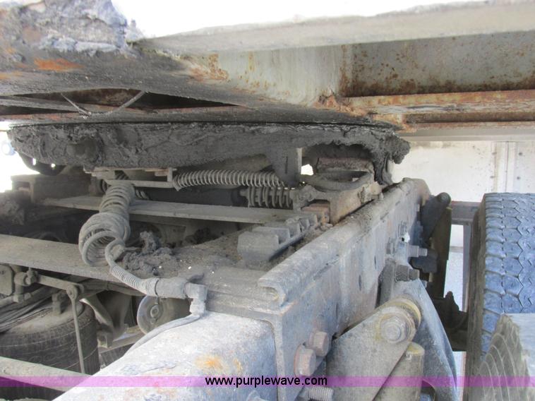 image for item K2195 1993 Wilson PSDCL-302 livestock trailer