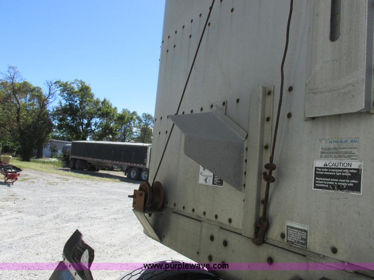 image for item K2195 1993 Wilson PSDCL-302 livestock trailer