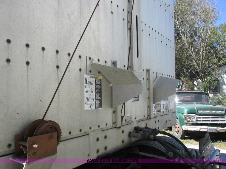 image for item K2195 1993 Wilson PSDCL-302 livestock trailer