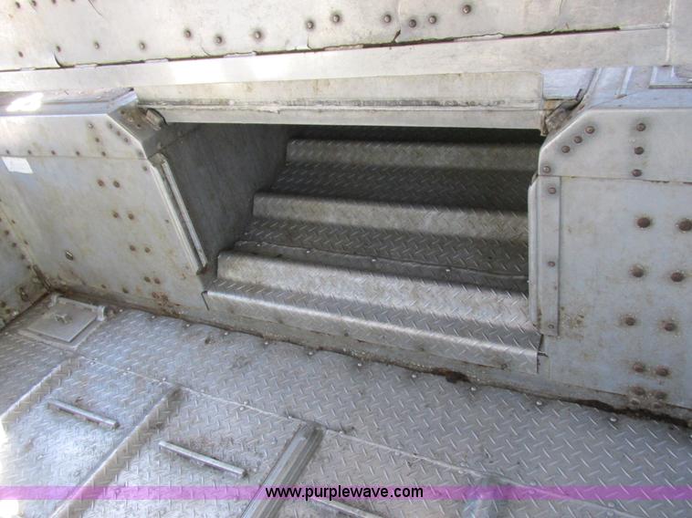 image for item K2195 1993 Wilson PSDCL-302 livestock trailer