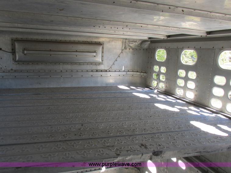 image for item K2195 1993 Wilson PSDCL-302 livestock trailer