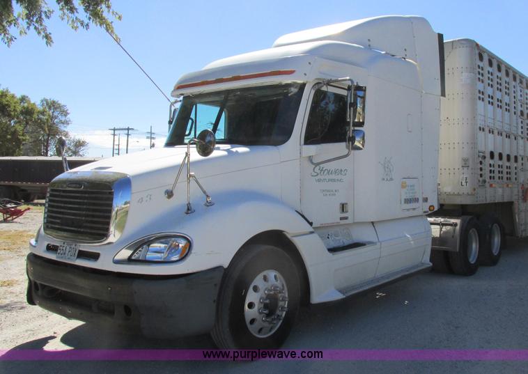 image for item K2196 2004 Freightliner Columbia semi truck