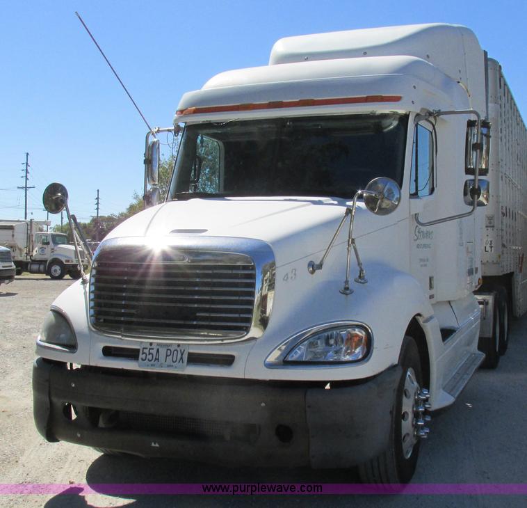 image for item K2196 2004 Freightliner Columbia semi truck