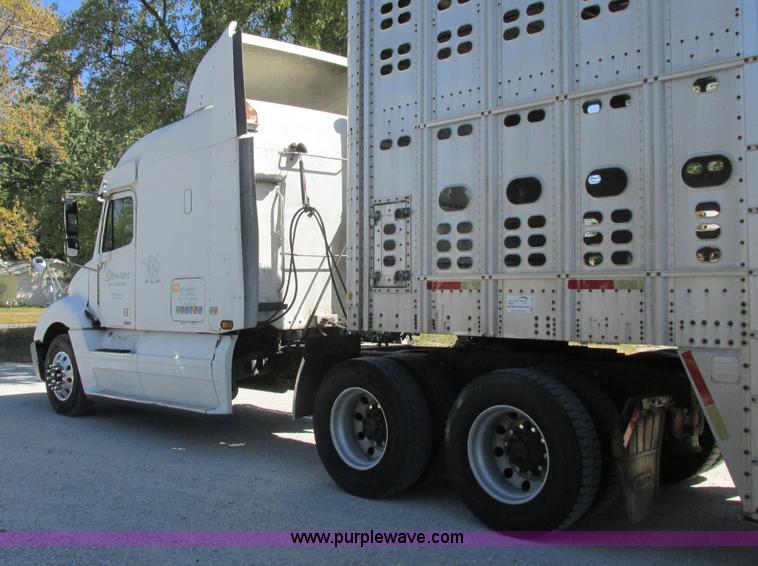 image for item K2196 2004 Freightliner Columbia semi truck