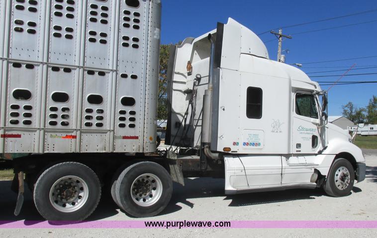 image for item K2196 2004 Freightliner Columbia semi truck