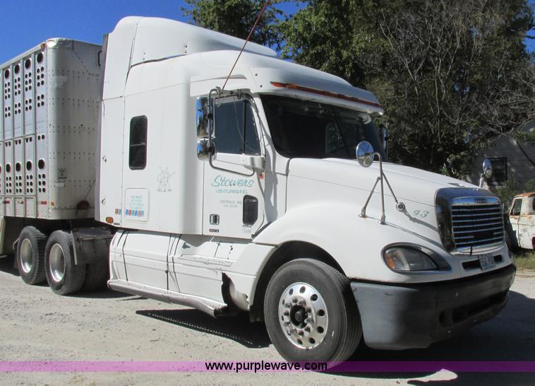 image for item K2196 2004 Freightliner Columbia semi truck