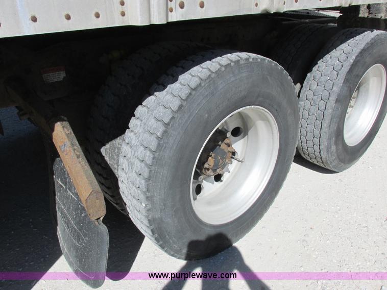 image for item K2196 2004 Freightliner Columbia semi truck