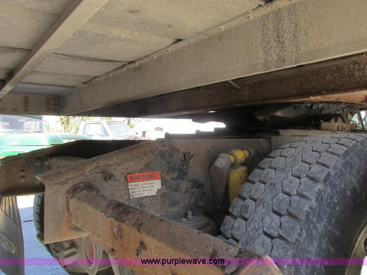 image for item K2196 2004 Freightliner Columbia semi truck