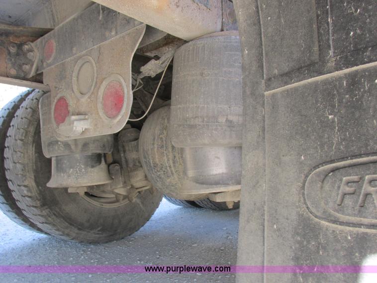 image for item K2196 2004 Freightliner Columbia semi truck