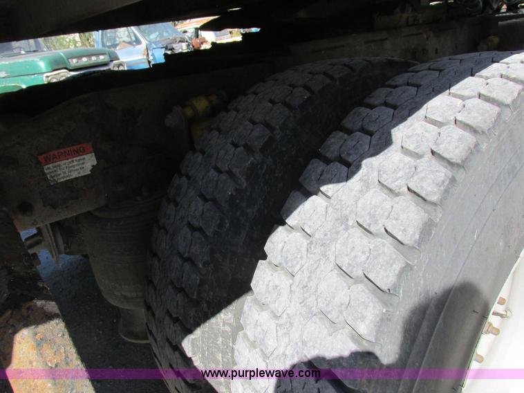 image for item K2196 2004 Freightliner Columbia semi truck