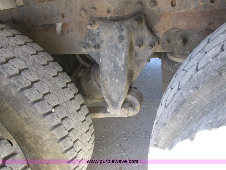 image for item K2196 2004 Freightliner Columbia semi truck