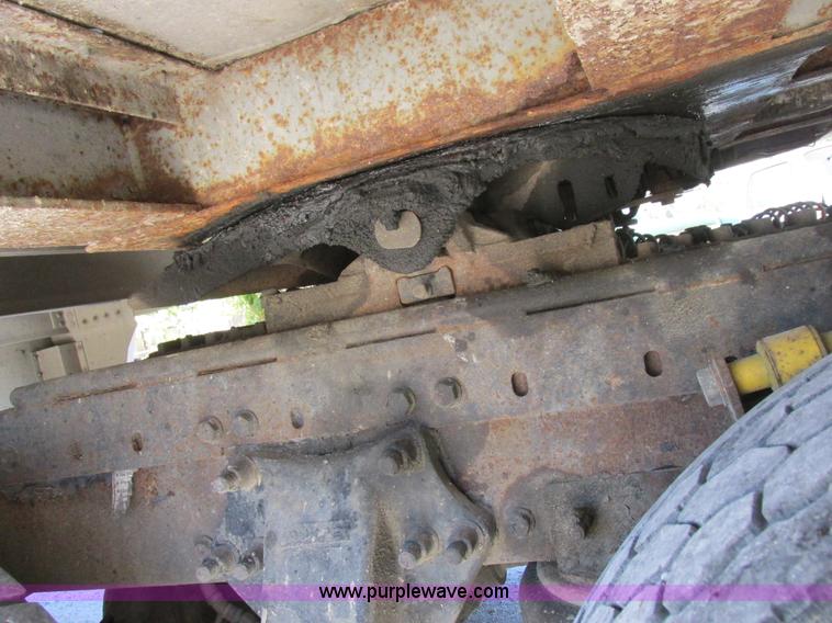 image for item K2196 2004 Freightliner Columbia semi truck