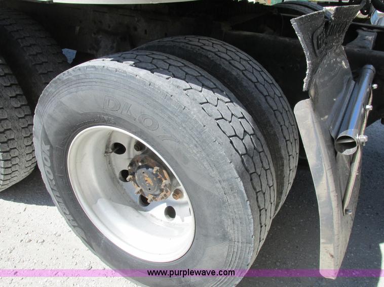 image for item K2196 2004 Freightliner Columbia semi truck