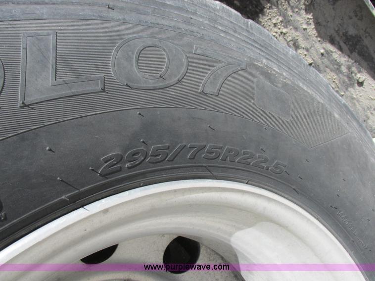 image for item K2196 2004 Freightliner Columbia semi truck