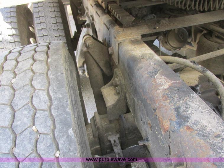 image for item K2196 2004 Freightliner Columbia semi truck