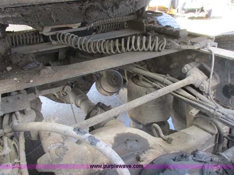 image for item K2196 2004 Freightliner Columbia semi truck