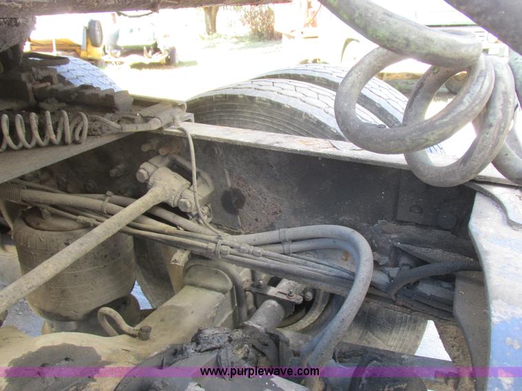 image for item K2196 2004 Freightliner Columbia semi truck