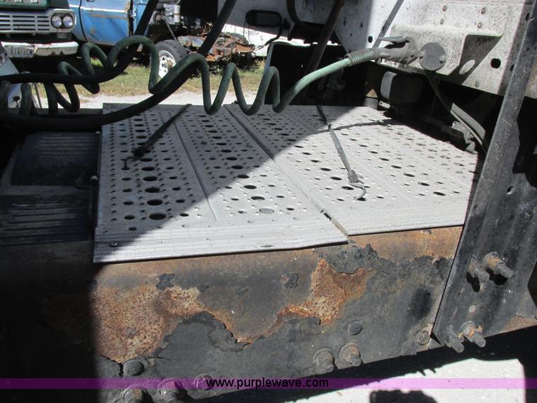 image for item K2196 2004 Freightliner Columbia semi truck