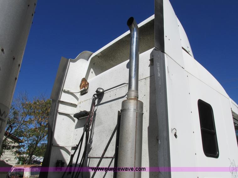 image for item K2196 2004 Freightliner Columbia semi truck