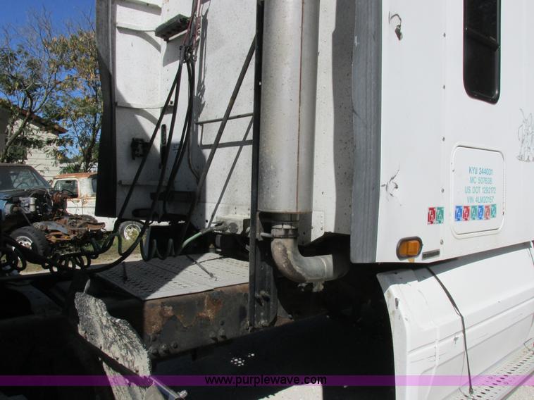 image for item K2196 2004 Freightliner Columbia semi truck