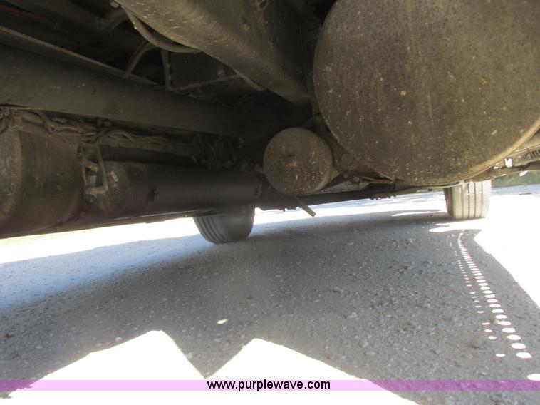 image for item K2196 2004 Freightliner Columbia semi truck