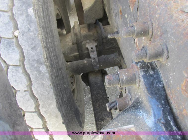 image for item K2196 2004 Freightliner Columbia semi truck