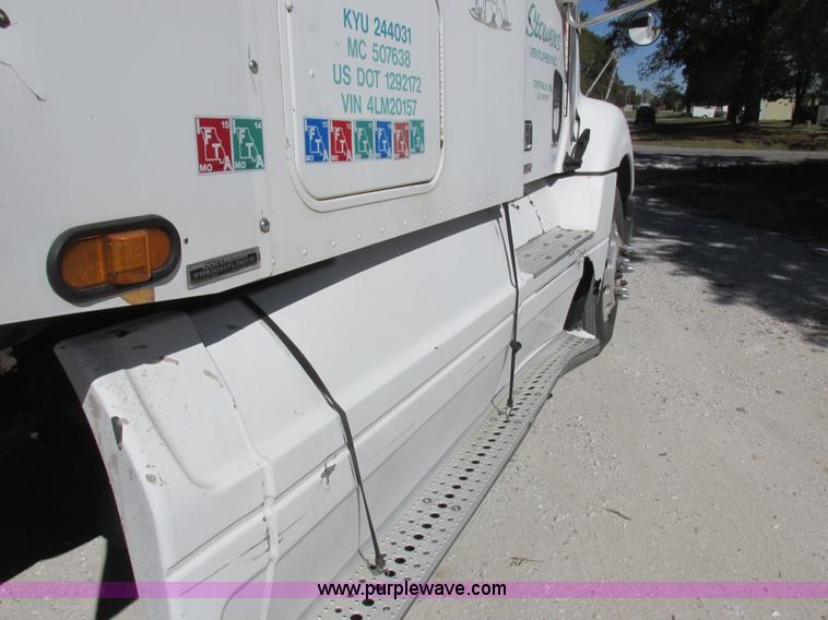image for item K2196 2004 Freightliner Columbia semi truck