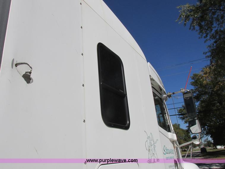 image for item K2196 2004 Freightliner Columbia semi truck