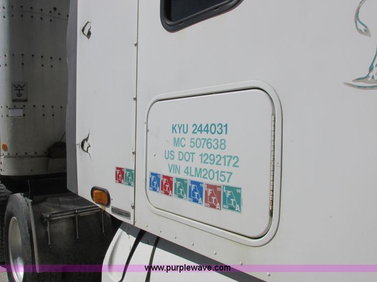 image for item K2196 2004 Freightliner Columbia semi truck
