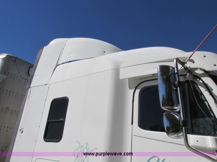 image for item K2196 2004 Freightliner Columbia semi truck
