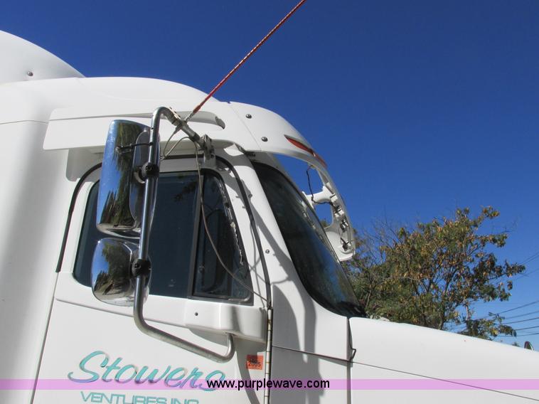 image for item K2196 2004 Freightliner Columbia semi truck