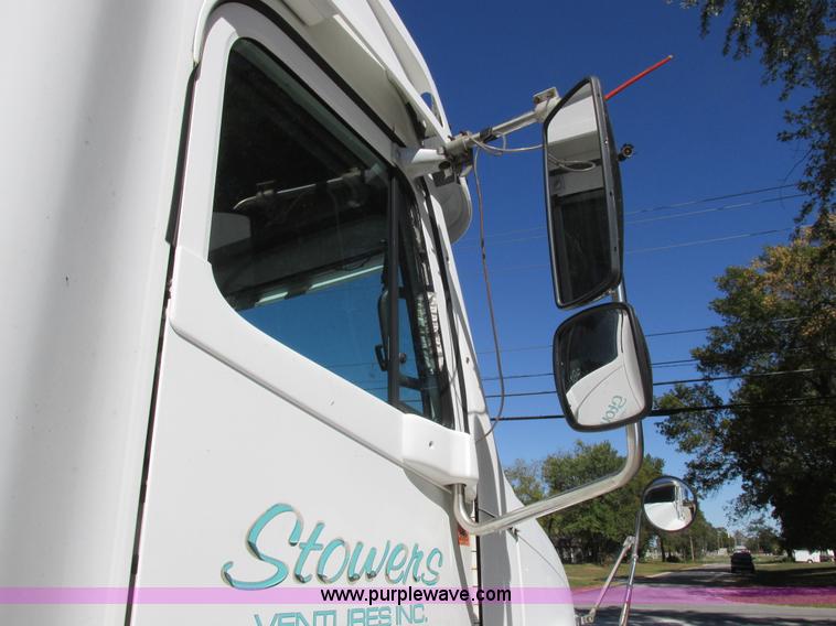 image for item K2196 2004 Freightliner Columbia semi truck