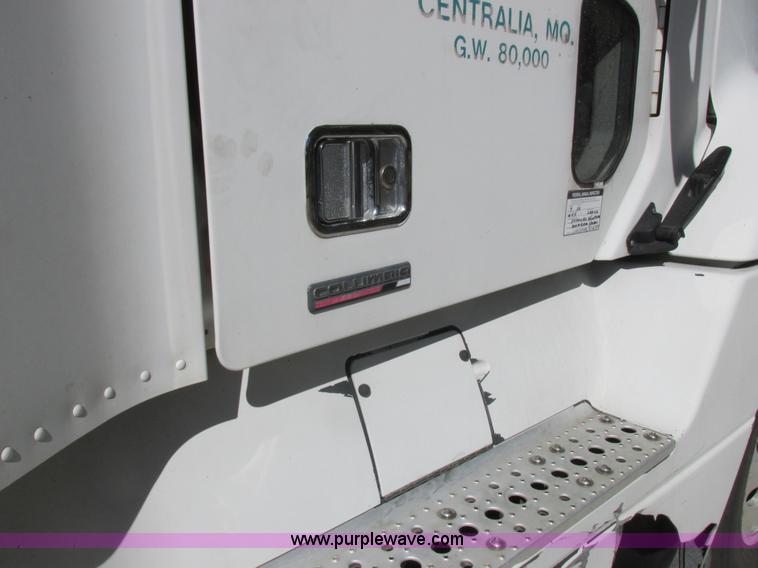 image for item K2196 2004 Freightliner Columbia semi truck