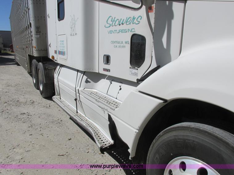 image for item K2196 2004 Freightliner Columbia semi truck