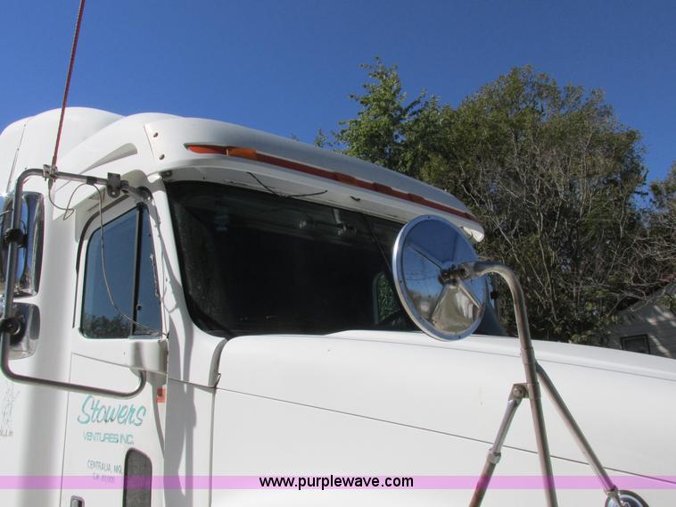 image for item K2196 2004 Freightliner Columbia semi truck