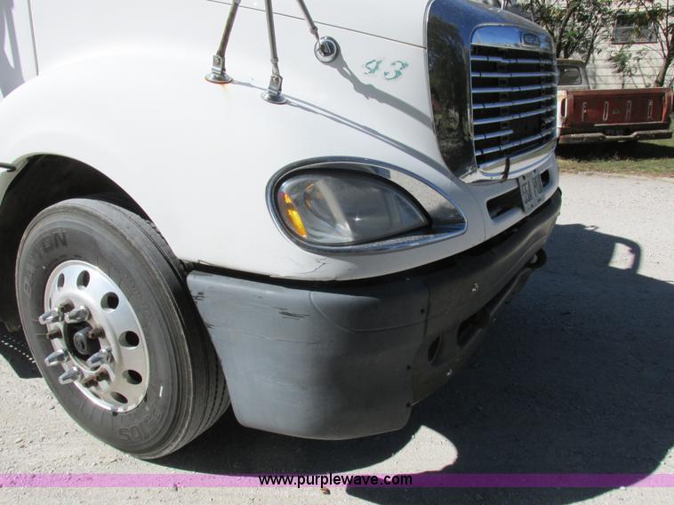 image for item K2196 2004 Freightliner Columbia semi truck
