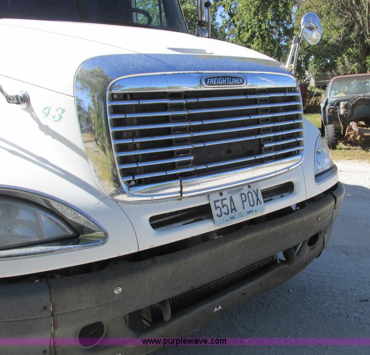image for item K2196 2004 Freightliner Columbia semi truck