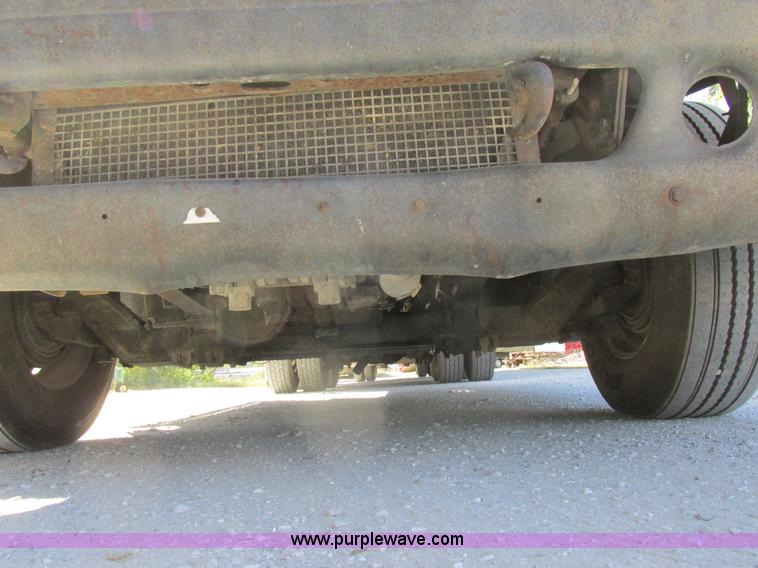 image for item K2196 2004 Freightliner Columbia semi truck