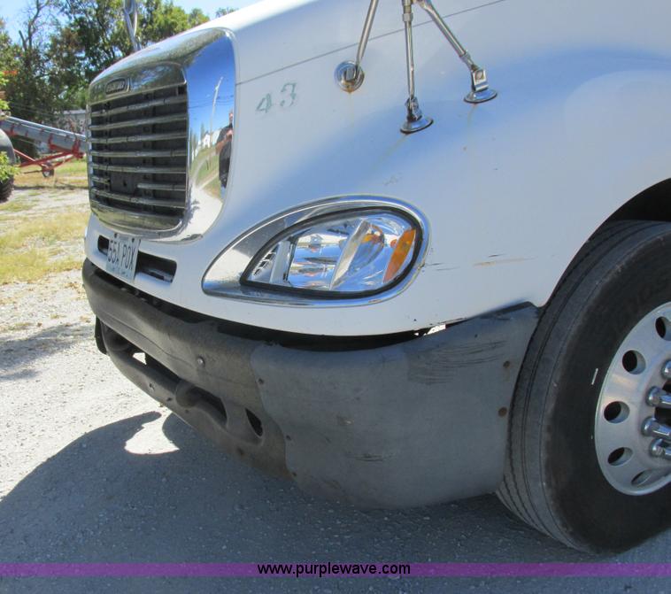 image for item K2196 2004 Freightliner Columbia semi truck