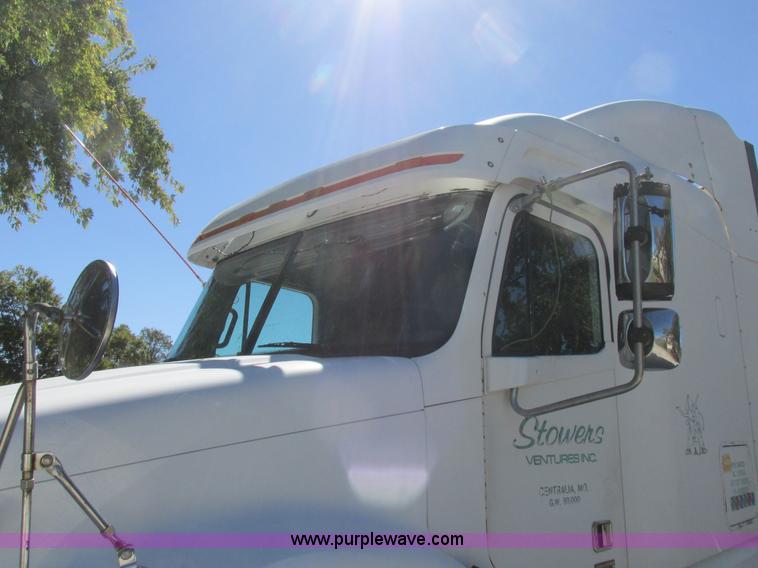image for item K2196 2004 Freightliner Columbia semi truck