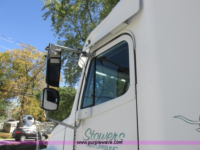 image for item K2196 2004 Freightliner Columbia semi truck