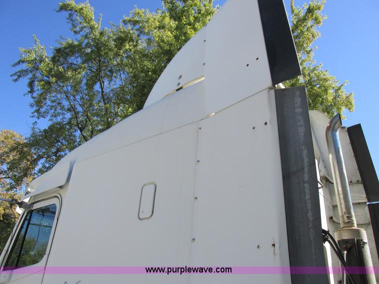 image for item K2196 2004 Freightliner Columbia semi truck