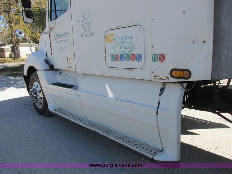 image for item K2196 2004 Freightliner Columbia semi truck