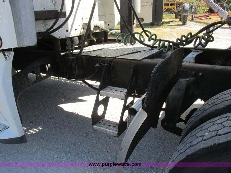 image for item K2196 2004 Freightliner Columbia semi truck