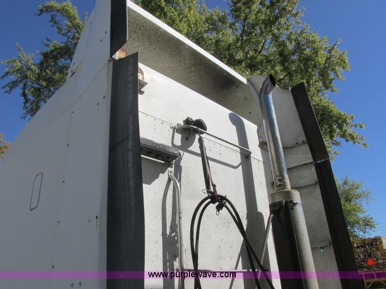 image for item K2196 2004 Freightliner Columbia semi truck