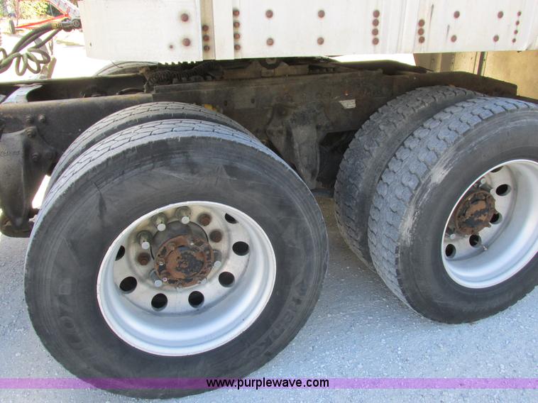 image for item K2196 2004 Freightliner Columbia semi truck