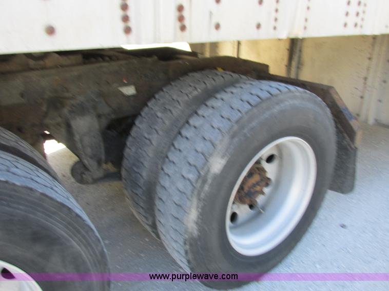 image for item K2196 2004 Freightliner Columbia semi truck