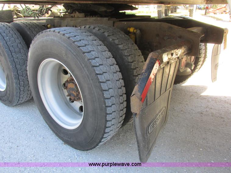 image for item K2196 2004 Freightliner Columbia semi truck